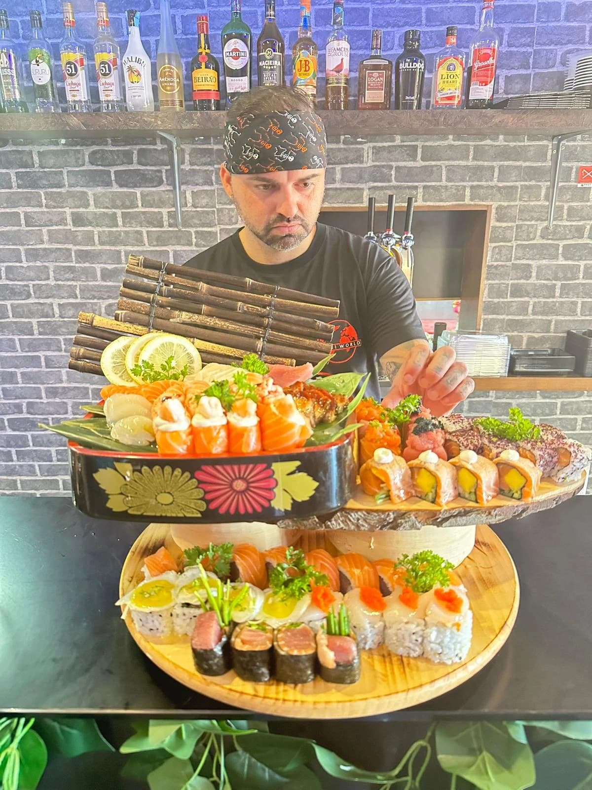 Variedade de sushi e sashimi para catering
