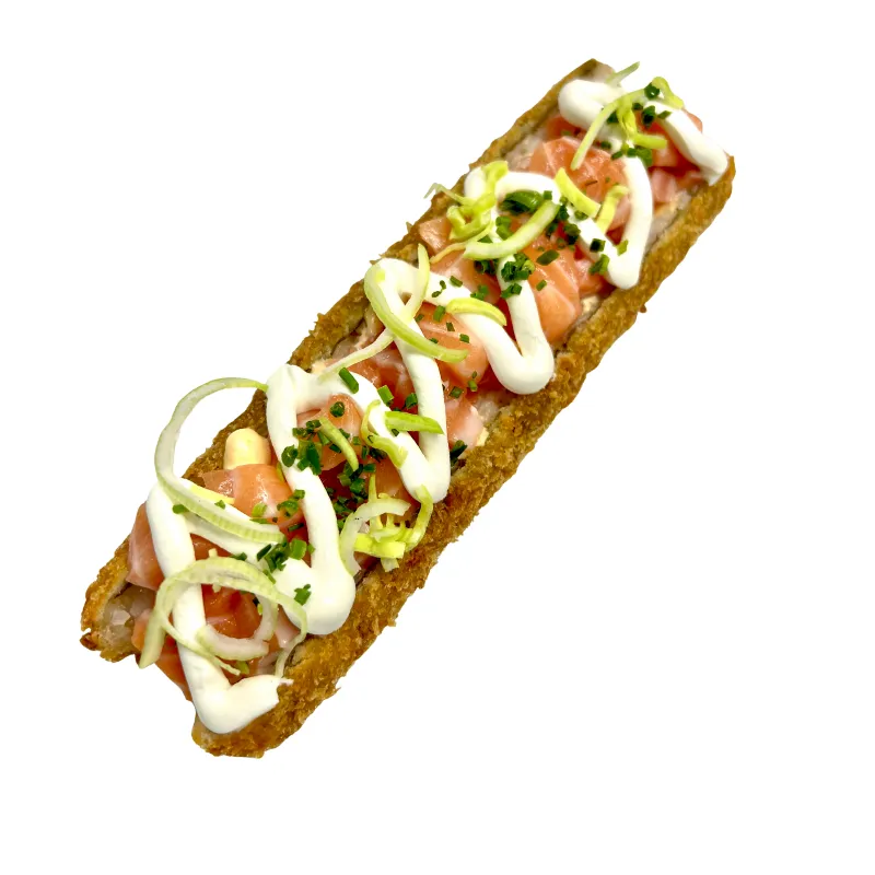Sushi Dog 1 Uni - Hossomaki de salmão panado e frito, com cubos de salmão por cima com molho de maionese e queijo creme