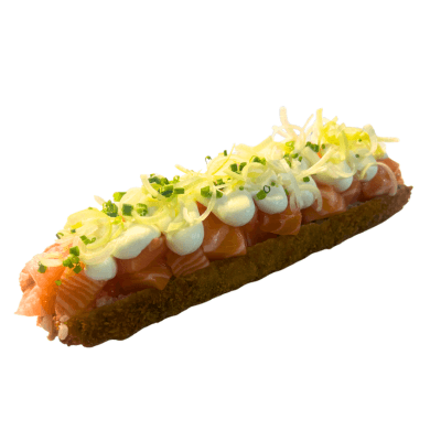 Sushi Dog 1 Uni - Hossomaki de salmão panado e frito, com cubos de salmão por cima com molho de maionese e queijo creme